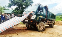 Xe m&#225;y chở 4 người va chạm với xe tải, 2 người tử vong