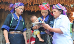 Mỗi trạm y tế v&#249;ng DTTSMN cung cấp th&#244;ng tin về l&#224;m mẹ an to&#224;n cho 100% phụ nữ mang thai