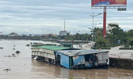 H&#227;i h&#249;ng nh&#224; h&#224;ng nổi bị s&#243;ng đ&#225;nh tr&#244;i ra biển Nhật Lệ