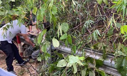 Lời kể của cô giáo bị đất đá vùi lấp: 'Đang đi trên đường bỗng nhiên đất đá trườn xuống...'