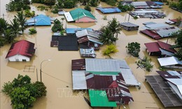 Lũ lụt khiến khoảng 10.000 người phải sơ t&#225;n ở Malaysia