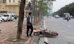 Hai thanh ni&#234;n đi xe m&#225;y tự ng&#227;, văng l&#234;n vỉa h&#232; thương vong