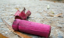 Thiếu niên dập nát tay, nguy cơ mù mắt do nổ pháo tự chế