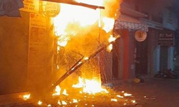 Ch&#225;y tiệm l&#224;m t&#243;c l&#250;c nửa đ&#234;m, 6 người leo lan can sang h&#224;ng x&#243;m tho&#225;t nạn