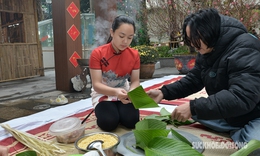 Dạy trẻ gói bánh chưng và yêu Tết Việt