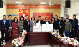 Thứ trưởng Bộ Y tế Nguyễn Thị Li&#234;n Hương thăm, tặng qu&#224; Tết tại Nghệ An