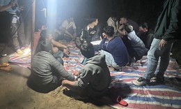 7 người vào nghĩa trang đánh bạc