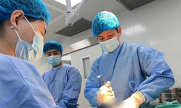 Người đàn ông ở Hà Nội mặc cảm vì mắc bệnh nữ hoá tuyến vú