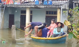 Một huyện ở Quảng B&#236;nh c&#243; hơn 12.000 ng&#244;i nh&#224; ngập s&#226;u, khẩn trương tiếp tế nhu yếu phẩm cho người d&#226;n