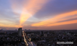 Vẻ đẹp kỳ diệu cùng đoàn tàu xuôi chiều hoàng hôn