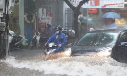 Biển Đ&#244;ng hứng b&#227;o số 8, miền Trung v&#224; T&#226;y Nguy&#234;n mưa lớn