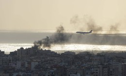 Israel n&#233;m bom gần s&#226;n bay Beirut khi m&#225;y bay chở kh&#225;ch đang lăn b&#225;nh