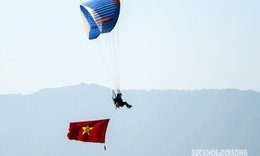 Chiêm ngưỡng màn dù lượn kéo cờ Tổ quốc trên bầu trời núi Tản