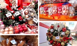 Đồ trang tr&#237; Noel ngập tr&#224;n tại H&#224; Nội