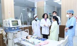 B&#225;o Sức khỏe v&#224; Đời sống tặng qu&#224; bệnh nhi mắc bệnh hiểm ngh&#232;o tại Hải Ph&#242;ng