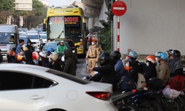 Dòng phương tiện ken đặc cửa ngõ Thủ đô vào ngày nghỉ Tết cuối cùng