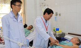 Kích hoạt báo động đỏ, cứu người đi bộ qua đường bị xe máy kéo lê 30m