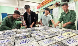 Khen thưởng nam thanh ni&#234;n ph&#225;t hiện l&#244; ma t&#250;y gần 300kg khi đi c&#226;u c&#225;