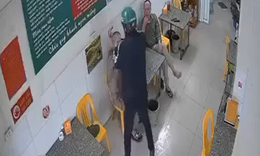 Khởi tố vụ &#225;n đổ xăng l&#234;n đầu t&#236;nh địch rồi ch&#226;m lửa đốt giữa qu&#225;n bia
