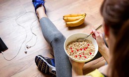 N&#234;n ăn protein hay carb trước khi tập luyện?