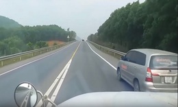 Xử phạt t&#224;i xế &#244; t&#244; tạt đầu container tr&#234;n cao tốc Cam Lộ - La Sơn