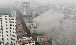Video ch&#225;y tại trường cấp 2 Văn Qu&#225;n (H&#224; Đ&#244;ng), kh&#243;i m&#249; mịt cao h&#224;ng chục m&#233;t