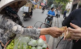 Xử phạt h&#224;ng rong b&#225;n cho du kh&#225;ch nước ngo&#224;i 200.000 đồng 1 t&#250;i t&#225;o nhỏ