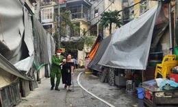 Ch&#225;y nh&#224; tr&#234;n phố Thanh Nh&#224;n, H&#224; Nội