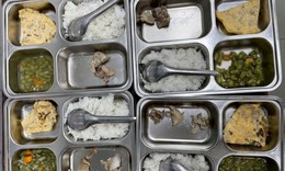 Xôn xao bữa ăn bán trú với vài mẩu sườn heo, chả trứng chiên, đậu xào