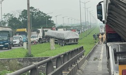 Tai nạn khiến 5 xe &#244; t&#244; &#39;dồn toa&#39; &#249;n tắc cầu Ph&#249; Đổng