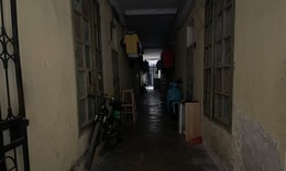 Cận cảnh tối tăm, xuống cấp khu tập thể 60 năm ở Hà Nội