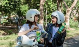 Người hào hứng đi chơi xa, người ở nhà uống trà giải nhiệt cuộc sống kỳ nghỉ lễ