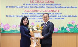 Bộ trưởng Đ&#224;o Hồng Lan trao tặng Kỷ niệm chương &#39;V&#236; sức khoẻ nh&#226;n d&#226;n&#39; cho Đại sứ Nhật Bản tại Việt Nam