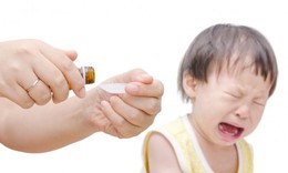 6 sai lầm cha mẹ cần tr&#225;nh khi cho trẻ uống thuốc