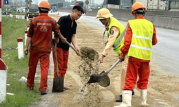 H&#224;ng trăm l&#237;t dầu nhớt l&#234;nh l&#225;ng tr&#234;n Quốc lộ 1A, nhiều người trượt ng&#227;