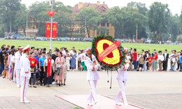 H&#224;ng ng&#224;n người d&#226;n xếp h&#224;ng d&#224;i v&#224;o Lăng viếng Chủ tịch Hồ Ch&#237; Minh