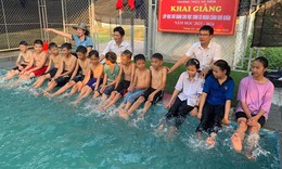 Lớp dạy bơi &#39;0 đồng&#39; cho học sinh ngh&#232;o
