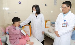 Bộ trưởng Bộ Y tế Đ&#224;o Hồng Lan tặng qu&#224;, động vi&#234;n trẻ đang điều trị tại Bệnh viện K