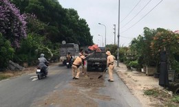 Truy t&#236;m phương tiện g&#226;y ra vệt dầu loang k&#233;o d&#224;i khoảng 3km tr&#234;n đường