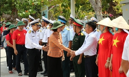 Đo&#224;n c&#244;ng t&#225;c Bộ Y tế thăm v&#224; tặng qu&#224; qu&#226;n, d&#226;n tr&#234;n quần đảo Trường Sa v&#224; Nh&#224; gi&#224;n DK1