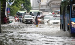 Nhiều khu vực ở H&#224; Nội c&#243; thể ngập do mưa lớn chiều nay