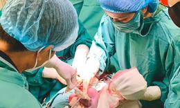 Hiếm gặp: Bé trai chào đời cùng vòng tránh thai 11 năm của mẹ