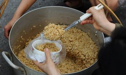 Thu nhập tiền triệu từ bán cơm rượu Tết Đoan Ngọ