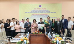 Trao tặng Kỷ niệm chương 'Vì Sức khoẻ nhân dân' cho Phó Giám đốc CDC Hoa Kỳ tại Việt Nam