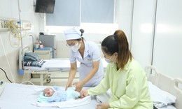 Nữ điều dưỡng cấp cứu b&#233; sơ sinh ngừng thở tr&#234;n xe taxi