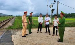 Nh&#243;m học sinh n&#233;m đ&#225; l&#224;m vỡ k&#237;nh t&#224;u Bắc Nam để... đ&#249;a nghịch