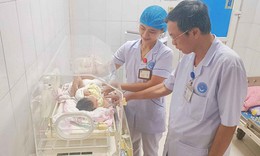 B&#233; sơ sinh bị bỏ trong bao tải b&#234;n bờ ruộng