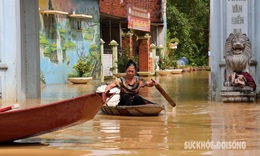 Th&#244;n B&#249;i X&#225; ngập trong nước, người d&#226;n d&#249;ng thuyền di chuyển