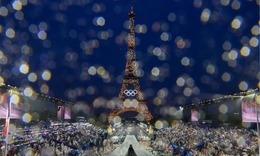 Lễ khai mạc Olympic Paris 2024 diễn ra ho&#224;nh tr&#225;ng bất chấp trời mưa