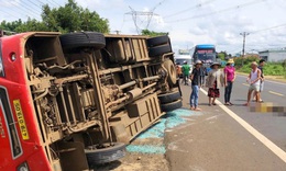 Nguy&#234;n nh&#226;n xe kh&#225;ch lật nh&#224;o tr&#234;n Quốc lộ 14 khiến nhiều người nhập viện